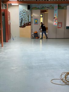 PVCvloer gediepstript, geschuurd en met diamant dicht gepolijst bij een basisschool in Oostzaan